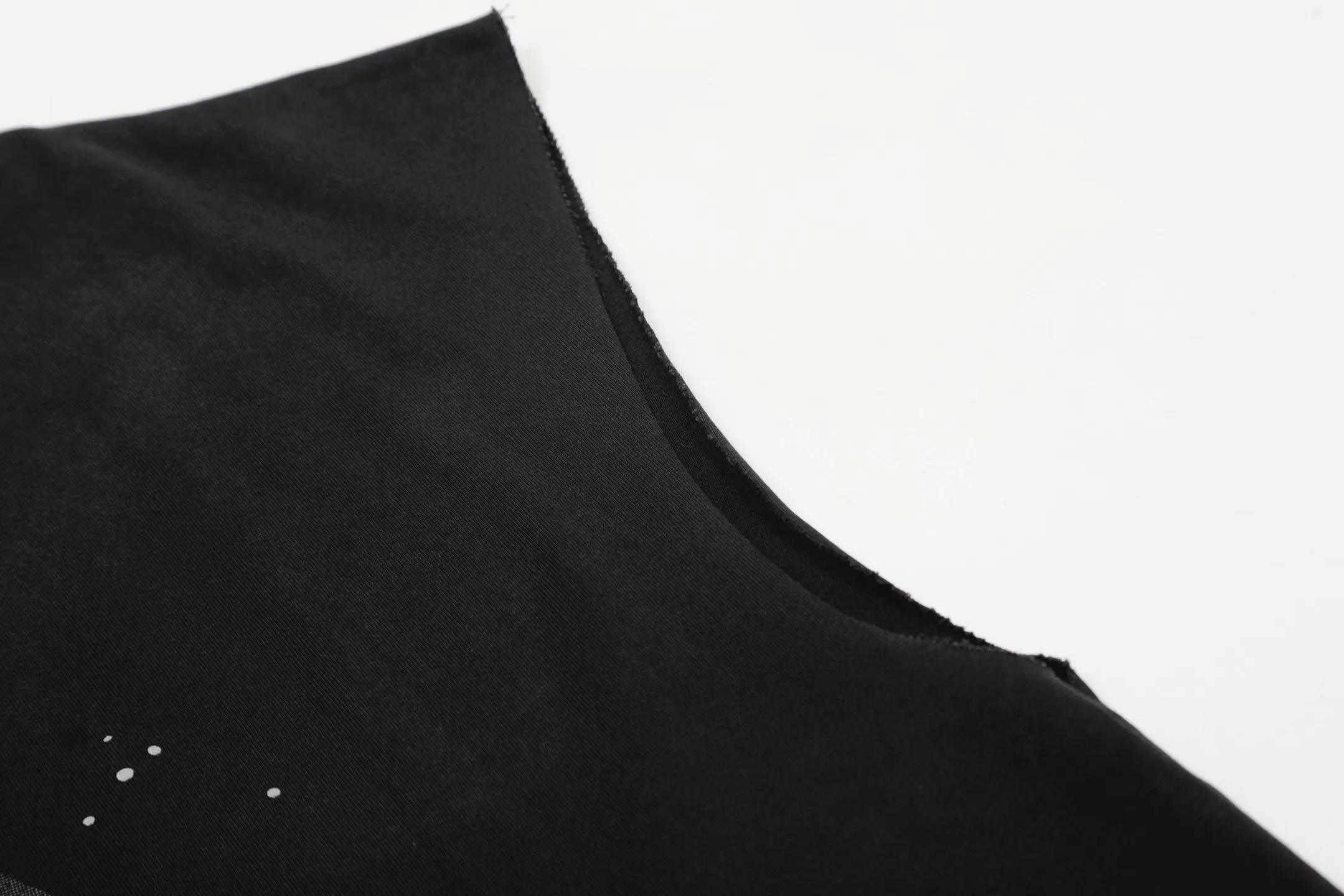 pt model number #G1005 P116 GALLERY DEPT. Distressed and frayed sleeveless waistcoat short-sleeved space portrait. Made of 280G double yarn pure cotton. The fabric is comfortable and stylish. After washing and distressing, the upper body becomes more fashionable and cool. The collar and hem are frayed. The US version is too large. Color: washed black. Size S/M/L/XL